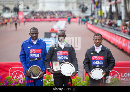 London, UK. 24. April 2016. Eliud Kipchoge (C) von Kenia und Silbermedaillengewinner Stanley Biwott Kenia posieren für Fotos während der Preisverleihung für Männer Elite bei den London Marathon 2016 in London. 24. April 2016. Bronzemedaillengewinner Kenenisa Bekele (L) von Äthiopien, Goldmedaillengewinner Eliud Kipchoge (C) von Kenia und Silbermedaillengewinner Stanley Biwott Kenia posieren für Fotos während der Preisverleihung für Männer Elite bei den London Marathon 2016 in London, Großbritannien auf 24. April 2016. Bildnachweis: Richard Washbrooke/Xinhua/Alamy Live-Nachrichten Stockfoto