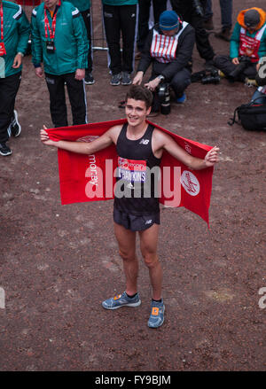 London, UK. 24. April 2016. Callum Hawkins zunächst die britische Männer Elite-Läufer über die Ziellinie beim London-Marathon am Sonntag Jungfrau Geld. Callum Hawkins die Ziellinie mit einer Zeit von 02:10:52 insgesamt 8. kommen zuerst. Bildnachweis: Elsie Kibue/Alamy Live-Nachrichten Stockfoto