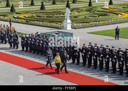 Hannover, Deutschland. 24. April 2016. US Präsident Barack Obama (vorn R-L) wird von Bundeskanzlerin Angela Merkel mit militärischen Ehren Schloss Herrenhausen in Hannover, Deutschland, 24. April 2016 empfangen. US-Präsident Obama ist zu einem zweitägigen Besuch in Deutschland. Foto: MICHAEL KAPPELER/Dpa/Alamy Live News Stockfoto