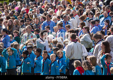 Bournemouth, Dorset, Großbritannien 24. April 2016. Bei kaltem Wetter kommen große Menschenmengen, um die Parade der Pfadfinder am St. George's Day zu unterstützen. Jugendliche Jungen und Mädchen Pfadfinder Jungen Biber feiern Saint Georges Tag an der Prozession teilnehmen. Quelle: Carolyn Jenkins/Alamy Live News Stockfoto