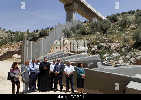 Beit Jala, Westjordanland, Palästinensische Gebiete. 24. April 2016. Palästinenser halten eine Masse während einer Protestaktion auf der Baustelle eines Abschnitts der israelischen Barriere im Westjordanland-Stadt von Beit Jala, in der Nähe von Bethlehem 24. April 2016 Credit: Wisam Hashlamoun/APA Bilder/ZUMA Draht/Alamy Live News Stockfoto