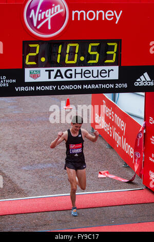 London, UK. 24. April 2016. Callum Hawkins zunächst die britische Männer Elite-Läufer über die Ziellinie beim London-Marathon am Sonntag Jungfrau Geld. Callum Hawkins die Ziellinie mit einer Zeit von 02:10:52 insgesamt 8. kommen zuerst. Bildnachweis: Elsie Kibue/Alamy Live-Nachrichten Stockfoto