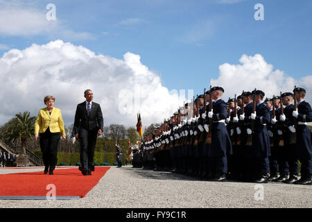 Hannover, Deutschland. 24. April 2016. Bundeskanzlerin Angela Merkel, links, und US-Präsident Barack Obama überprüfen die Ehrenwache am Schloss Herrenhausen in Hannover, Norddeutschland, Sonntag, 24. April 2016. Obama ist zu einem zweitägigen offiziellen Besuch in Deutschland. Foto: Michael Sohn/Dpa/Alamy Live News Stockfoto