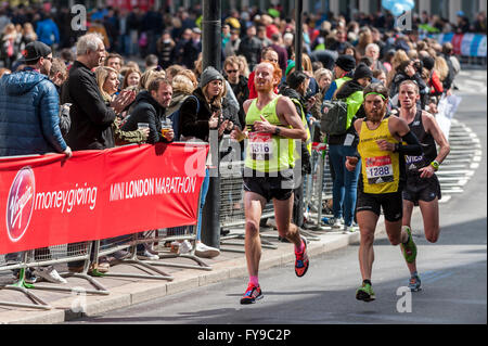 London, UK. 24. April 2016. Club-Läufer nehmen Teil in der Jungfrau-Geld-London-Marathon, Meile 23 auf der Durchreise. Bildnachweis: Stephen Chung/Alamy Live-Nachrichten Stockfoto