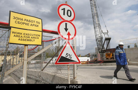 (160424)--Tschernobyl, 24. April 2016 (Xinhua)--A Arbeiter vergeht Bauschilder in dem Kernkraftwerk Tschernobyl, Ukraine, am 22. April 2016. Tschernobyl, ein Ort voll von schrecklichen Erinnerungen in der nördlichen Ukraine, in der Nähe von Belarus, ist nun offen für Touristen, fast 30 Jahre, um das Datum nach einem Atomkraftwerk explodierte es. Es war die schlimmste Atomunfall in der Geschichte der Menschheit. Ein großes Stück Land rund um die Pflanze wurde eine verbotene Zone und gewöhnliche Menschen waren vollständig untersagt, nachdem am 26. April 1986 ereignete sich die Katastrophe. Der Unfall freigesetzt m. Stockfoto