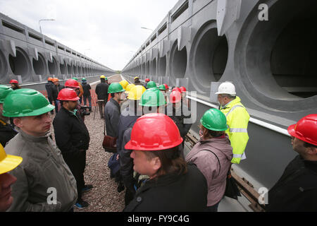 (160424)--Tschernobyl, 24. April 2016 (Xinhua)--Menschen besuchen die nukleare Abfallbehandlungsanlage in dem Kernkraftwerk Tschernobyl, Ukraine, am 22. April 2016. Tschernobyl, ein Ort voll von schrecklichen Erinnerungen in der nördlichen Ukraine, in der Nähe von Belarus, ist nun offen für Touristen, fast 30 Jahre, um das Datum nach einem Atomkraftwerk explodierte es. Es war die schlimmste Atomunfall in der Geschichte der Menschheit. Ein großes Stück Land rund um die Pflanze wurde eine verbotene Zone und gewöhnliche Menschen waren vollständig untersagt, nachdem am 26. April 1986 ereignete sich die Katastrophe. Die Unfall-Freigabe Stockfoto
