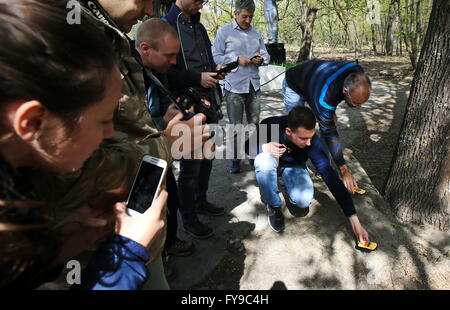 (160424)--Tschernobyl, 24. April 2016 (Xinhua)--Menschen fotografieren Geigerzähler in der Nähe von Chernobyl Region, Ukraine, am 19. April 2016. Tschernobyl, ein Ort voll von schrecklichen Erinnerungen in der nördlichen Ukraine, in der Nähe von Belarus, ist nun offen für Touristen, fast 30 Jahre, um das Datum nach einem Atomkraftwerk explodierte es. Es war die schlimmste Atomunfall in der Geschichte der Menschheit. Ein großes Stück Land rund um die Pflanze wurde eine verbotene Zone und gewöhnliche Menschen waren vollständig untersagt, nachdem am 26. April 1986 ereignete sich die Katastrophe. Der Unfall veröffentlicht mehr als 8 Tonnen von ra Stockfoto