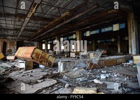 (160424)--Tschernobyl, 24. April 2016 (Xinhua)--Foto aufgenommen am 19. April 2016 zeigt einen verlassenen Supermarkt in Pripyat Stadt in der Nähe von Tschernobyl, Ukraine. Tschernobyl, ein Ort voll von schrecklichen Erinnerungen in der nördlichen Ukraine, in der Nähe von Belarus, ist nun offen für Touristen, fast 30 Jahre, um das Datum nach einem Atomkraftwerk explodierte es. Es war die schlimmste Atomunfall in der Geschichte der Menschheit. Ein großes Stück Land rund um die Pflanze wurde eine verbotene Zone und gewöhnliche Menschen waren vollständig untersagt, nachdem am 26. April 1986 ereignete sich die Katastrophe. Der Unfall veröffentlicht mehr als 8 Stockfoto