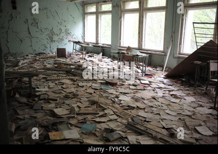 (160424)--Tschernobyl, 24. April 2016 (Xinhua)--Foto aufgenommen am 19. April 2016 zeigt eine verlassene Schule in Pripyat Stadt in der Nähe von Tschernobyl, Ukraine. Tschernobyl, ein Ort voll von schrecklichen Erinnerungen in der nördlichen Ukraine, in der Nähe von Belarus, ist nun offen für Touristen, fast 30 Jahre, um das Datum nach einem Atomkraftwerk explodierte es. Es war die schlimmste Atomunfall in der Geschichte der Menschheit. Ein großes Stück Land rund um die Pflanze wurde eine verbotene Zone und gewöhnliche Menschen waren vollständig untersagt, nachdem am 26. April 1986 ereignete sich die Katastrophe. Der Unfall veröffentlicht mehr als 8 Tonnen Stockfoto