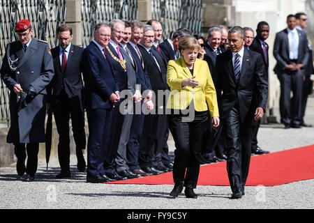 Hannover, Deutschland. 24. April 2016. Besuch US-Präsident Barack Obama (vorne R) und die deutsche Bundeskanzlerin Angela Merkel (Front L) besuchen Sie eine Willkommenszeremonie in Hannover, Deutschland, am 24. April 2016. Bildnachweis: Zhang Fan/Xinhua/Alamy Live-Nachrichten Stockfoto