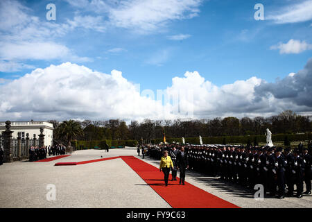 Hannover, Deutschland. 24. April 2016. Besuch US-Präsident Barack Obama (vorne R) und die deutsche Bundeskanzlerin Angela Merkel (Front L) besuchen Sie eine Willkommenszeremonie in Hannover, Deutschland, am 24. April 2016. Bildnachweis: Zhang Fan/Xinhua/Alamy Live-Nachrichten Stockfoto