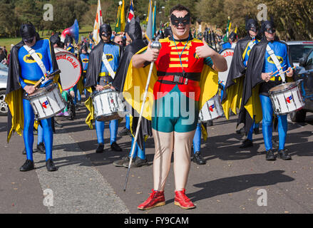 Bournemouth, Dorset, UK 24. April 2016. Große Menschenmengen erweisen sich in der kalten Jahreszeit, das St George Pfadfinder Tagesparade Credit zu unterstützen: Carolyn Jenkins/Alamy Live News Stockfoto