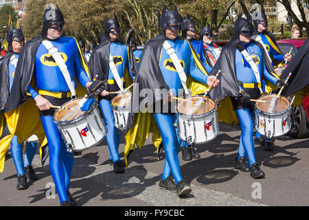 Bournemouth, Dorset, UK 24. April 2016. Große Menschenmengen erweisen sich in der kalten Jahreszeit, das St George Pfadfinder Tagesparade Credit zu unterstützen: Carolyn Jenkins/Alamy Live News Stockfoto