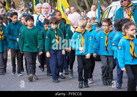 Bournemouth, Dorset, Großbritannien 24. April 2016. Bei kaltem Wetter kommen große Menschenmengen, um die Parade der Pfadfinder am St. George's Day zu unterstützen. Jugendliche Jungen und Mädchen Pfadfinder Jungen Biber feiern Saint Georges Tag an der Prozession teilnehmen. Quelle: Carolyn Jenkins/Alamy Live News Stockfoto