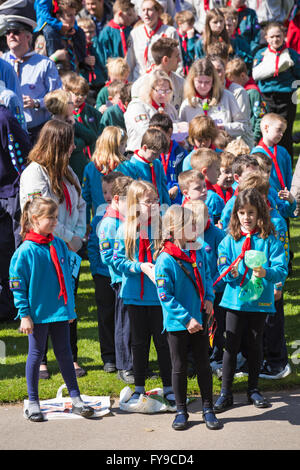 Bournemouth, Dorset, Großbritannien 24. April 2016. Bei kaltem Wetter kommen große Menschenmengen, um die Parade der Pfadfinder am St. George's Day zu unterstützen. Jugendliche Jungen und Mädchen Pfadfinder Jungen Biber feiern Saint Georges Tag an der Prozession teilnehmen. Quelle: Carolyn Jenkins/Alamy Live News Stockfoto