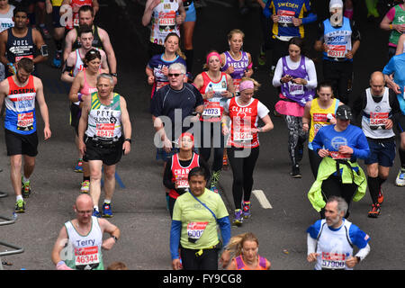 Victoria Embankment, London, UK. 24. April 2016. Läufer teilnehmen in den Virgin London Marathon 2016 © Matthew Chattle/Alamy Stockfoto