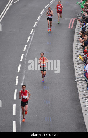 Victoria Embankment, London, UK. 24. April 2016. Läufer teilnehmen in den Virgin London Marathon 2016 © Matthew Chattle/Alamy Stockfoto