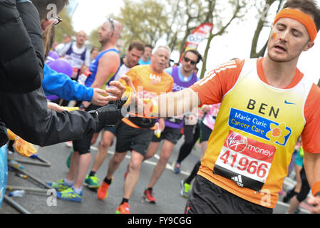 Victoria Embankment, London, UK. 24. April 2016. Läufer teilnehmen in den Virgin London Marathon 2016 © Matthew Chattle/Alamy Stockfoto