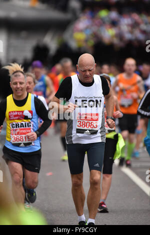 Victoria Embankment, London, UK. 24. April 2016. Läufer teilnehmen in den Virgin London Marathon 2016 © Matthew Chattle/Alamy Stockfoto