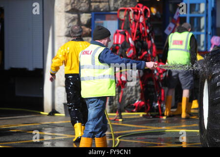 Newquay, Cornwall, UK. 24. April 2016. Die Newquay Rettungsboote von der Royal National Lifeboat Institute geführt zurück von einer Übung. Newquay hat seit 1965 eine alle Wetter Rettungsboot zur Verfügung gestellt. Bildnachweis: Nicholas Burningham/Alamy Live-Nachrichten Stockfoto