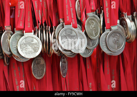 London, UK. 24. April 2016. Marathon-Medaillen an Haken am Ziel in The Mall zur Verteilung an die Läufer warten hängen. Bildnachweis: Michael Preston/Alamy Live-Nachrichten Stockfoto