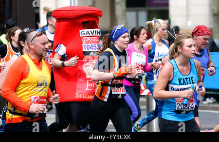 London, UK. 24. April 2016. Allgemeine Ansichten 2016-London-Marathon in der Nähe von Canary Wharf in London, Vereinigtes Königreich. © Fotos Presse/Alamy Live News Bildnachweis: Stills Presse/Alamy Live-Nachrichten Stockfoto