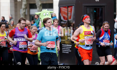 London, UK. 24. April 2016. Allgemeine Ansichten 2016-London-Marathon in der Nähe von Canary Wharf in London, Vereinigtes Königreich. © Fotos Presse/Alamy Live News Bildnachweis: Stills Presse/Alamy Live-Nachrichten Stockfoto