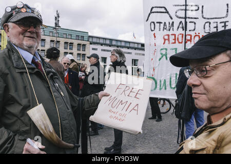 Berlin, Berlin, Deutschland. 24. April 2016. Demonstranten während der Kundgebung für die Freilassung von MUMIA ABU-JAMAL und der Unterstützung der Black lebt Materie Bewegung statt vor Brandenburger Tor neben der US-Botschaft in Berlin unter dem Motto "FREE MUMIA - Free Them ALL". Die Protestanten versammeln sich anlässlich der 62. Geburtstag von MUMIA ABU-JAMAL, einem ehemaligen Todeskandidaten und Black Panther in der 1981 Ermordung von Philadelphia Polizisten DANIEL FAULKNER verurteilt. Der fünfte Besuch in Deutschland von US-Präsident BARACK OBAMA in Hannover beginnt auch am 24. April 2016. (Kredit-Bild: © Jan Scheunert vi Stockfoto