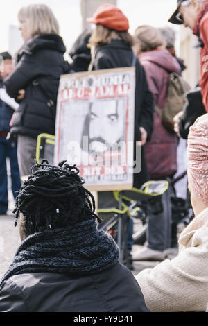 Berlin, Berlin, Deutschland. 24. April 2016. Demonstranten während der Kundgebung für die Freilassung von MUMIA ABU-JAMAL und der Unterstützung der Black lebt Materie Bewegung statt vor Brandenburger Tor neben der US-Botschaft in Berlin unter dem Motto "FREE MUMIA - Free Them ALL". Die Protestanten versammeln sich anlässlich der 62. Geburtstag von MUMIA ABU-JAMAL, einem ehemaligen Todeskandidaten und Black Panther in der 1981 Ermordung von Philadelphia Polizisten DANIEL FAULKNER verurteilt. Der fünfte Besuch in Deutschland von US-Präsident BARACK OBAMA in Hannover beginnt auch am 24. April 2016. (Kredit-Bild: © Jan Scheunert vi Stockfoto