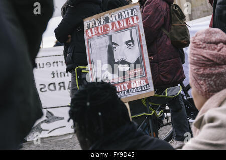 Berlin, Berlin, Deutschland. 24. April 2016. Demonstranten während der Kundgebung für die Freilassung von MUMIA ABU-JAMAL und der Unterstützung der Black lebt Materie Bewegung statt vor Brandenburger Tor neben der US-Botschaft in Berlin unter dem Motto "FREE MUMIA - Free Them ALL". Die Protestanten versammeln sich anlässlich der 62. Geburtstag von MUMIA ABU-JAMAL, einem ehemaligen Todeskandidaten und Black Panther in der 1981 Ermordung von Philadelphia Polizisten DANIEL FAULKNER verurteilt. Der fünfte Besuch in Deutschland von US-Präsident BARACK OBAMA in Hannover beginnt auch am 24. April 2016. (Kredit-Bild: © Jan Scheunert vi Stockfoto