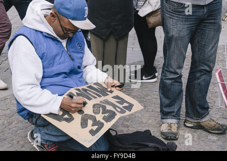 Berlin, Berlin, Deutschland. 24. April 2016. Demonstranten während der Kundgebung für die Freilassung von MUMIA ABU-JAMAL und der Unterstützung der Black lebt Materie Bewegung statt vor Brandenburger Tor neben der US-Botschaft in Berlin unter dem Motto "FREE MUMIA - Free Them ALL". Die Protestanten versammeln sich anlässlich der 62. Geburtstag von MUMIA ABU-JAMAL, einem ehemaligen Todeskandidaten und Black Panther in der 1981 Ermordung von Philadelphia Polizisten DANIEL FAULKNER verurteilt. Der fünfte Besuch in Deutschland von US-Präsident BARACK OBAMA in Hannover beginnt auch am 24. April 2016. (Kredit-Bild: © Jan Scheunert vi Stockfoto