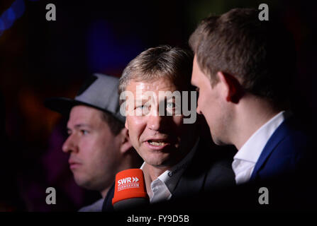 Stuttgart, Deutschland. 24. April 2016. Ehemaliger deutscher Fußballspieler Guido Buchwald (C) spricht in einem Interview auf der WTA-Tennis-Turnier in Stuttgart, Deutschland, 24. April 2016. Foto: MARIJAN MURAT/Dpa/Alamy Live News Stockfoto