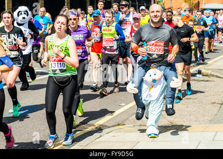 London, UK. 24. April 2016. London-Marathon 2016. Läufer in tollen Kostümen. Lustige Baby hält ein Erwachsener auf seinen Schultern Kostüm Credit: Elena Chaykina/Alamy Live News Stockfoto