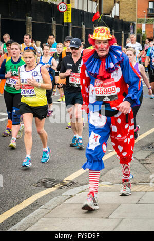 London, UK. 24. April 2016. London-Marathon 2016. Läufer in tollen Kostümen. Clown Kostüm Credit: Elena Chaykina/Alamy Live News Stockfoto