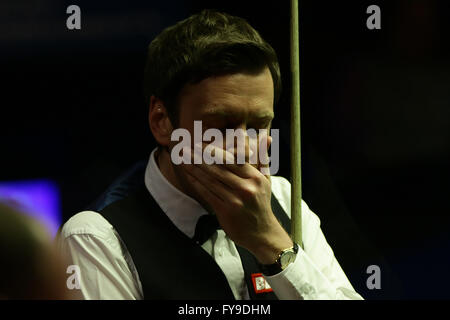 Sheffield, UK. 24. April 2016. Betfred World Snooker Championships. John Higgins in Aktion gegen Ricky Walden in der 2. Runde auf World Snooker im Crucible Theater, Sheffield, England-Credit: Action Plus Sport Bilder/Alamy Live News Stockfoto