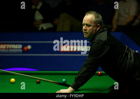 Sheffield, UK. 24. April 2016. Betfred World Snooker Championships. John Higgins in Aktion gegen Ricky Walden in der 2. Runde auf World Snooker im Crucible Theater, Sheffield, England-Credit: Action Plus Sport Bilder/Alamy Live News Stockfoto