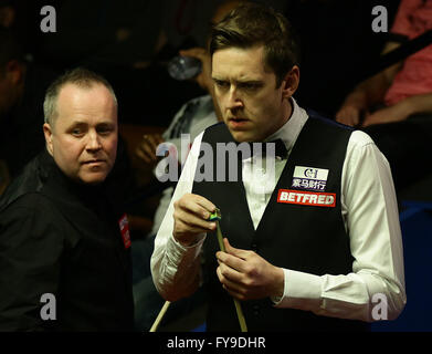 Sheffield, UK. 24. April 2016. Betfred World Snooker Championships. John Higgins in Aktion gegen Ricky Walden in der 2. Runde auf World Snooker im Crucible Theater, Sheffield, England-Credit: Action Plus Sport Bilder/Alamy Live News Stockfoto