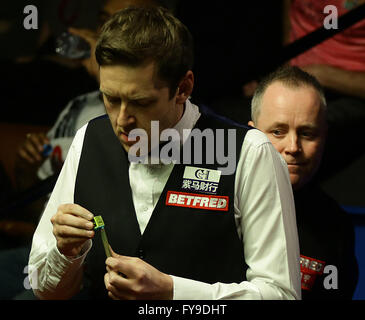 Sheffield, UK. 24. April 2016. Betfred World Snooker Championships. John Higgins in Aktion gegen Ricky Walden in der 2. Runde auf World Snooker im Crucible Theater, Sheffield, England-Credit: Action Plus Sport Bilder/Alamy Live News Stockfoto