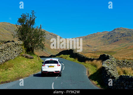 Auto auf Kirkstone Pass (A592), Lake District National Park, Cumbria, England Stockfoto