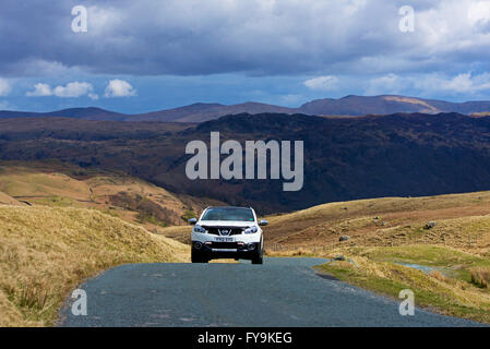 Auto auf Honister Pass (B5289), Lake District National Park, Cumbria, England Stockfoto