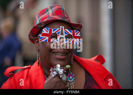 Windsor, UK. 21. April 2016. Gogglebox Sandra Martin trägt eine Gösch Brille zum 90. Geburtstag der Queen zu feiern. Stockfoto