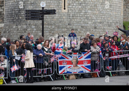 Windsor, UK. 21. April 2016. Kundenansturm bei der Königin 90. Geburtstagsfeiern. Stockfoto