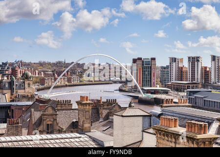 Ein Blick über die Dächer, die Gateshead Millennium Bridge, Tyne and Wear, England, UK Stockfoto