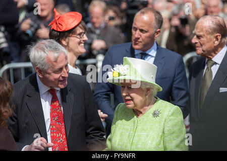 Windsor, UK. 21. April 2016. Hugo Vickers leitet die Königin, eine Informationstafel für die Königin Gehweg zu enthüllen. Stockfoto