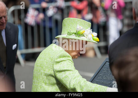 Windsor, UK. 21. April 2016. Die Königin stellt eine Informationstafel für die Königin Gehweg an ihrem 90. Geburtstag. Stockfoto