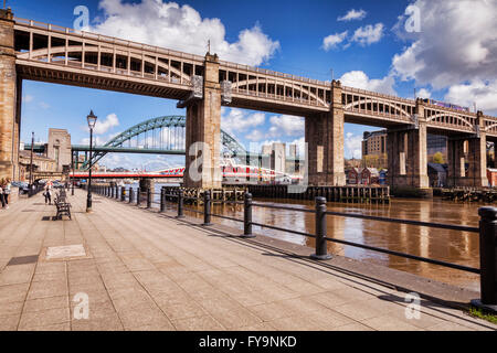 Eisenbahnviadukt, bekannt als die High Level Bridge, über den Fluss Tyne und einen Blick durch die Drehbrücke, die Tyne Bridge Stockfoto