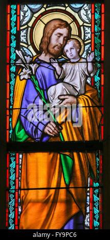 Glasfenster in St. Vitus Cathedral, Prag, St. Josef und das Jesuskind darstellen Stockfoto