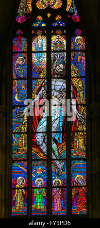 Glasfenster in St. Vitus Cathedral, Prag, Darstellung der Heiligen Dreifaltigkeit, Vater, Sohn und Heiliger Geist Stockfoto