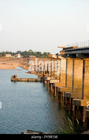 Eine neue Brücke wird gebaut, um eine Bambusbrücke zu ersetzen, die über den Mekong-Fluss in Kampong Cham, Kambodscha überquert. Stockfoto