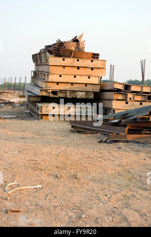 Eine neue Brücke wird gebaut, um eine Bambusbrücke zu ersetzen, die zur Insel Koh Paen in Kampong Cham, Kambodscha über führt. Stockfoto